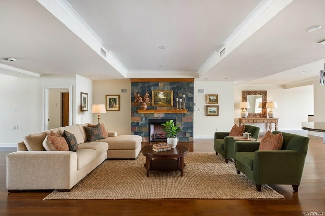 821-21 Dallas Rd, Victoria, BC - Indoor Photo Showing Living Room With Fireplace