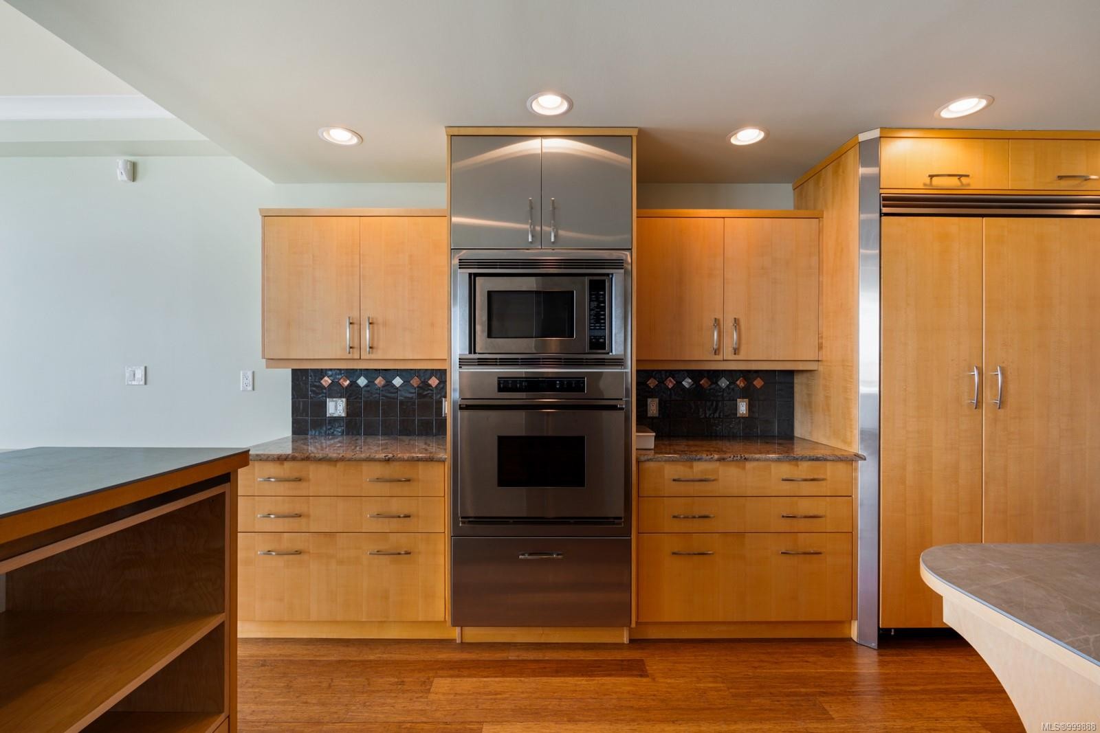 821-21 Dallas Rd, Victoria, BC - Indoor Photo Showing Kitchen
