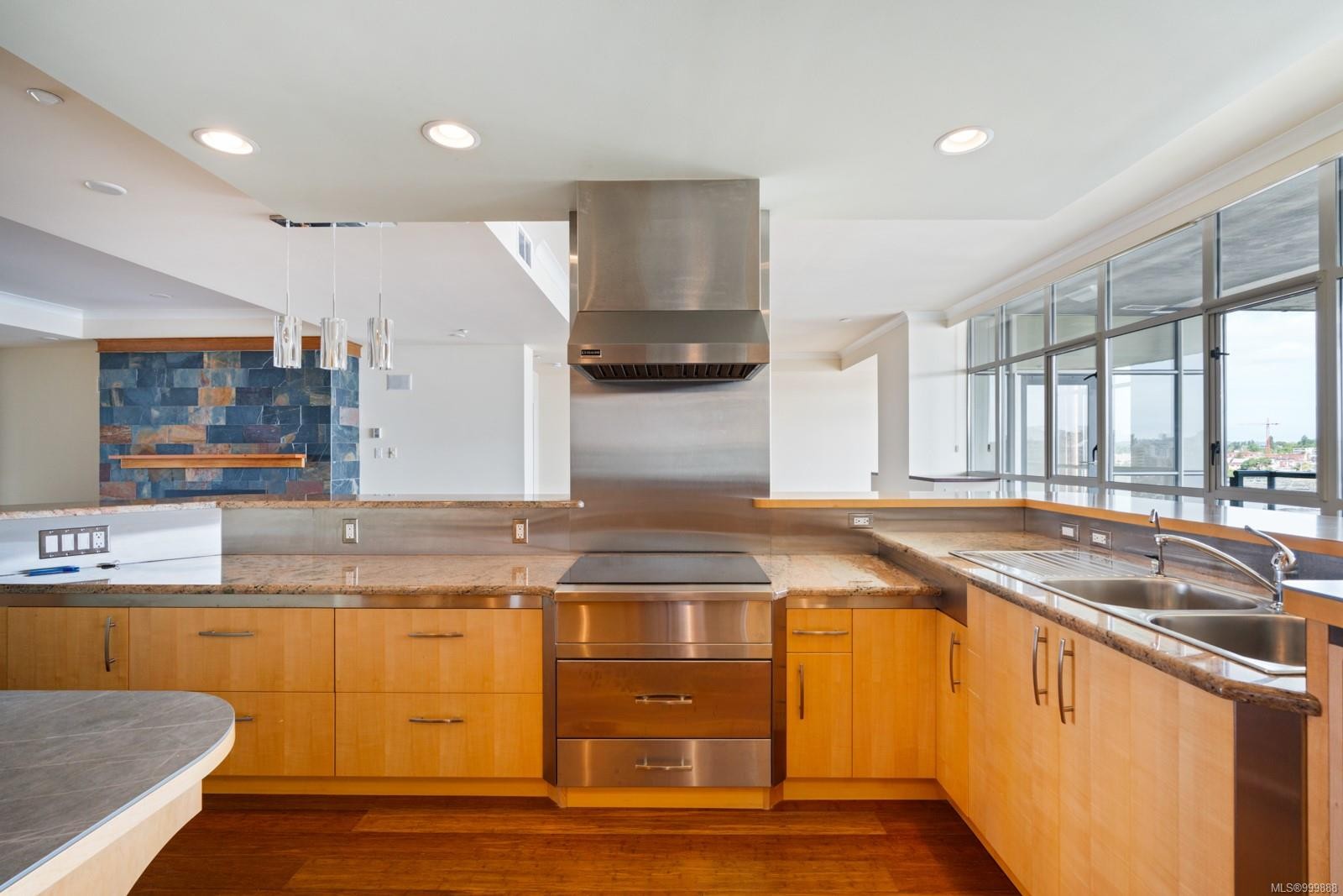 821-21 Dallas Rd, Victoria, BC - Indoor Photo Showing Kitchen With Double Sink