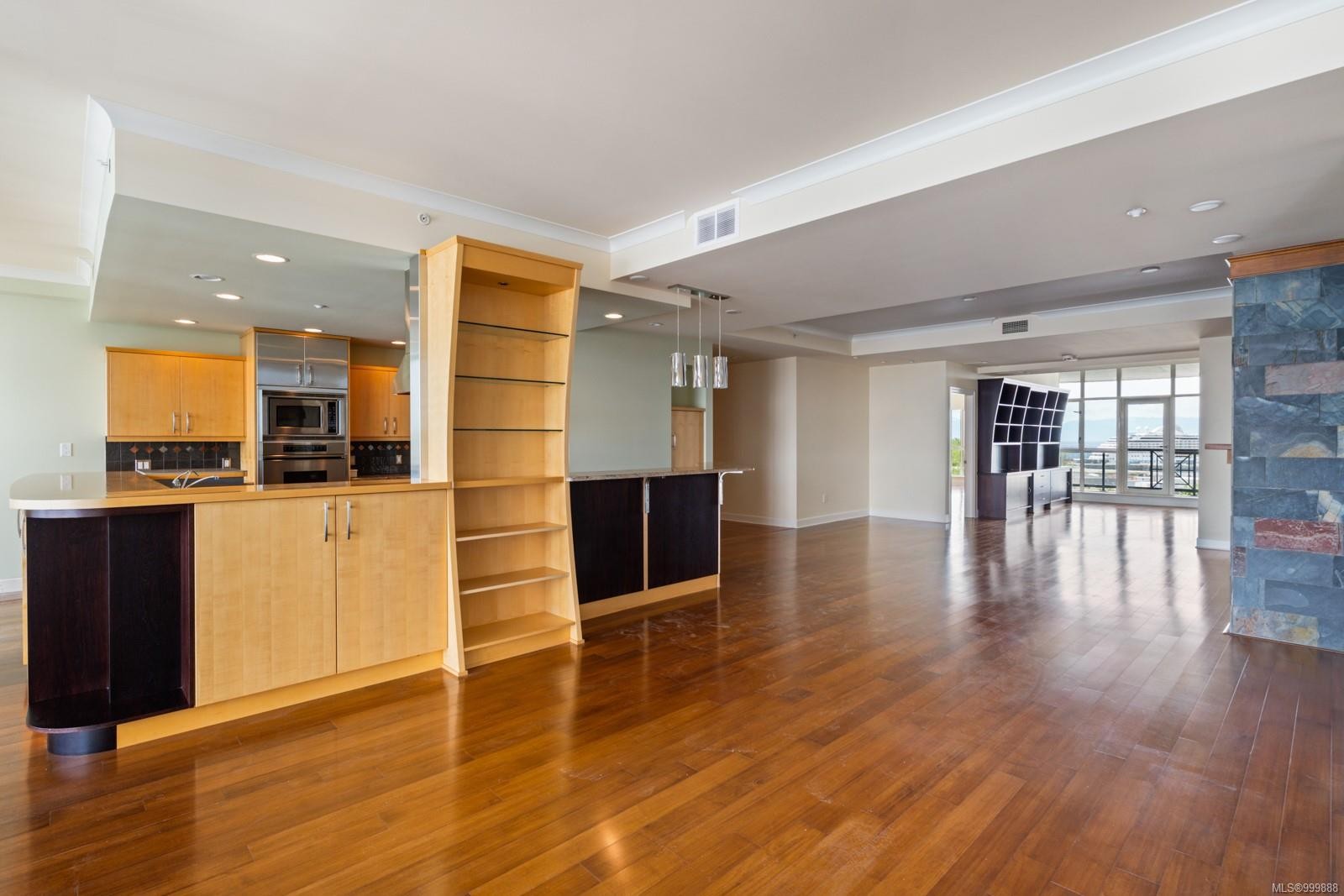 821-21 Dallas Rd, Victoria, BC - Indoor Photo Showing Kitchen