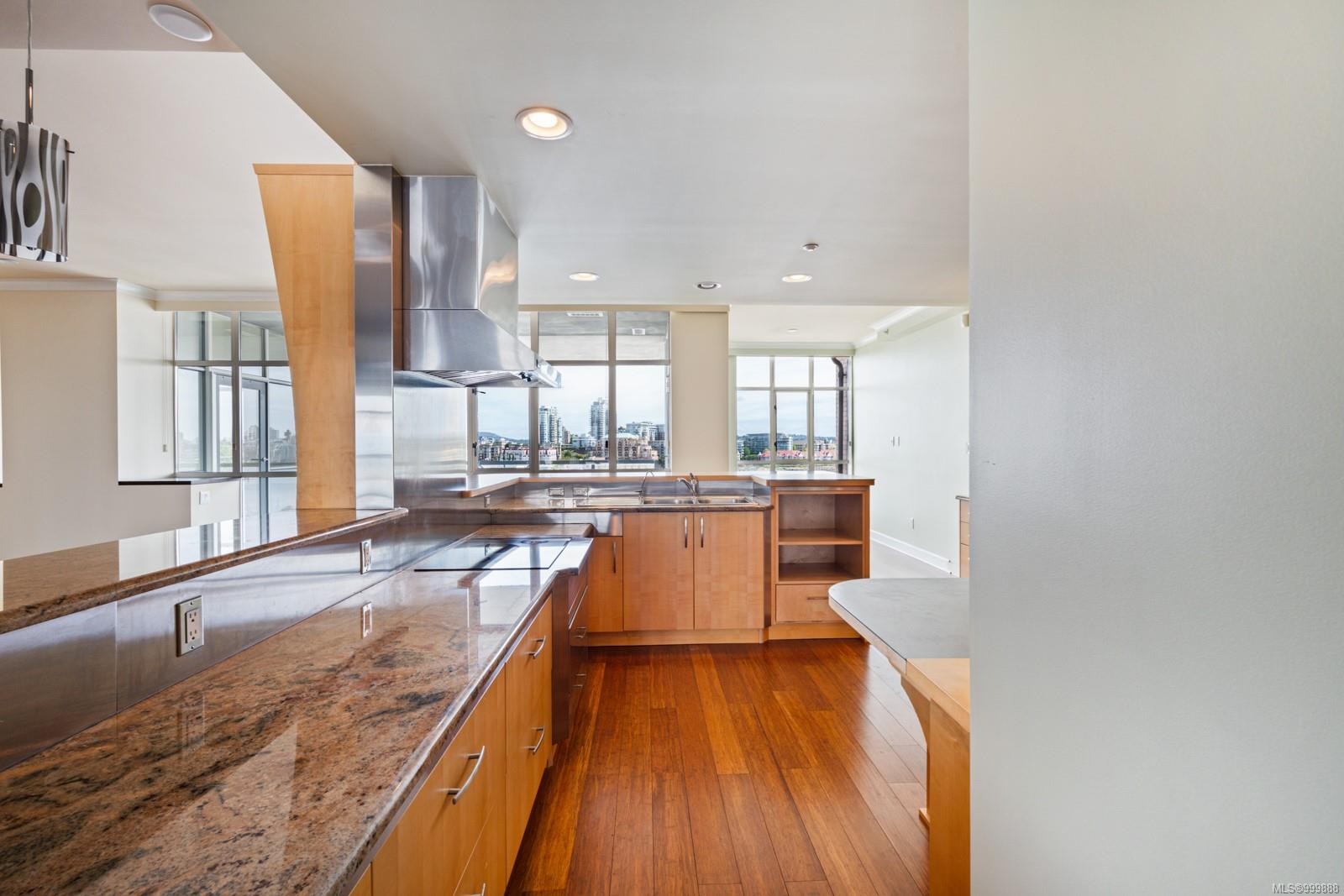821-21 Dallas Rd, Victoria, BC - Indoor Photo Showing Kitchen