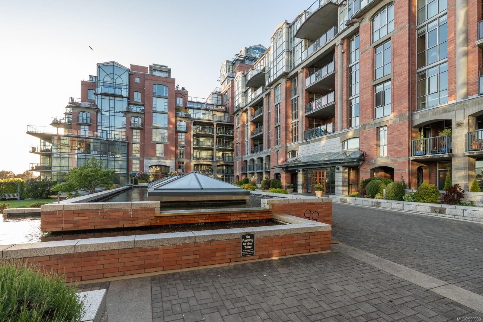 821-21 Dallas Rd, Victoria, BC - Outdoor With Facade