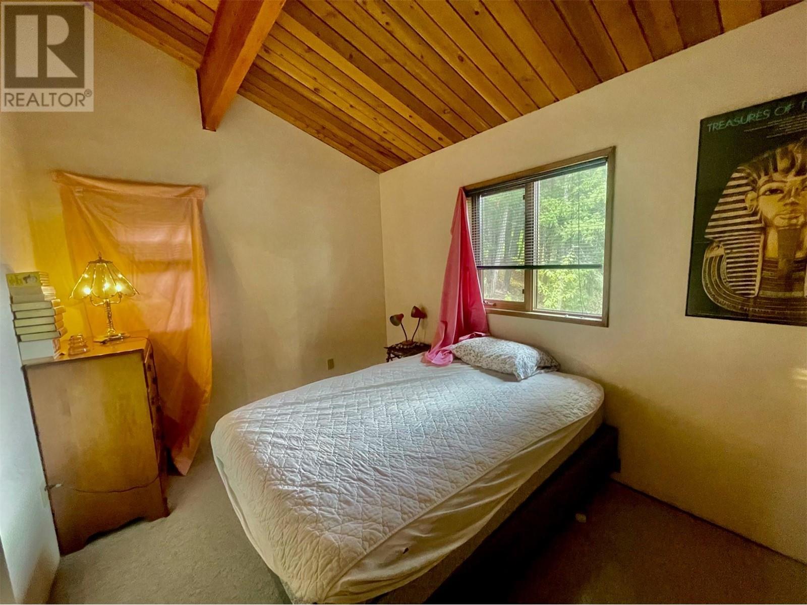 8200 Gun Lake West Road, Gold Bridge, BC - Indoor Photo Showing Bedroom