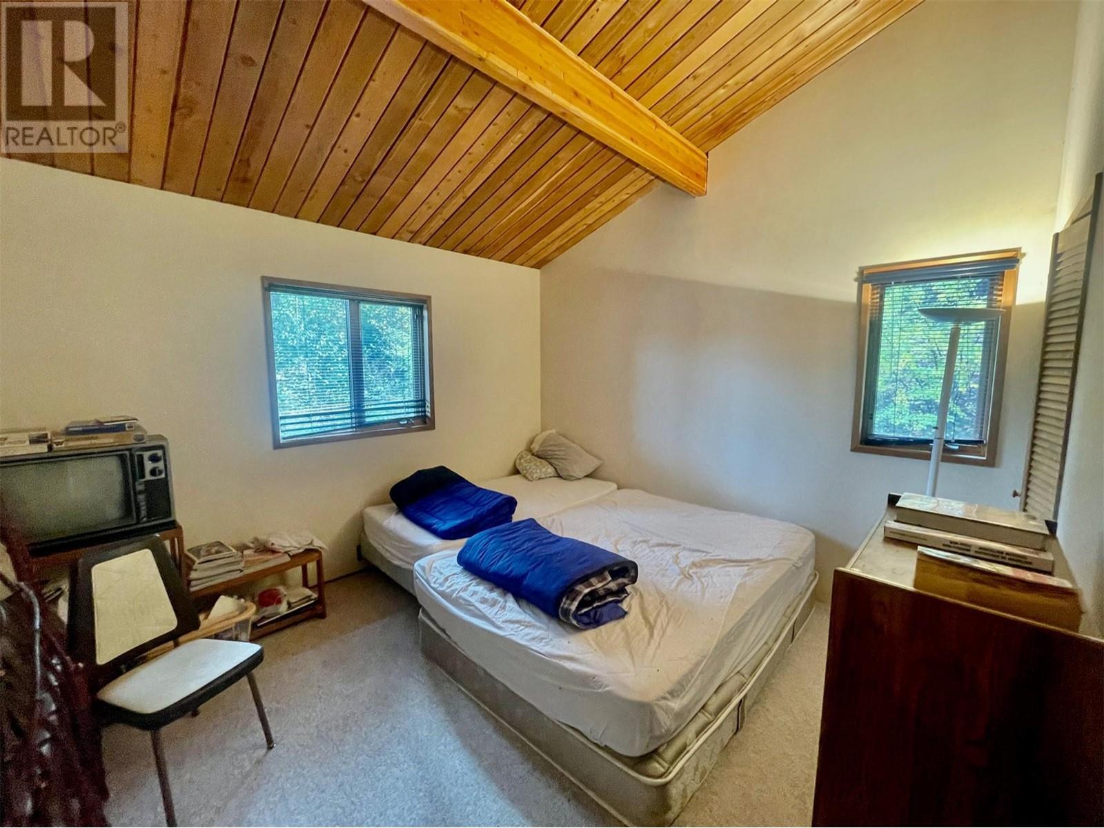 8200 Gun Lake West Road, Gold Bridge, BC - Indoor Photo Showing Bedroom