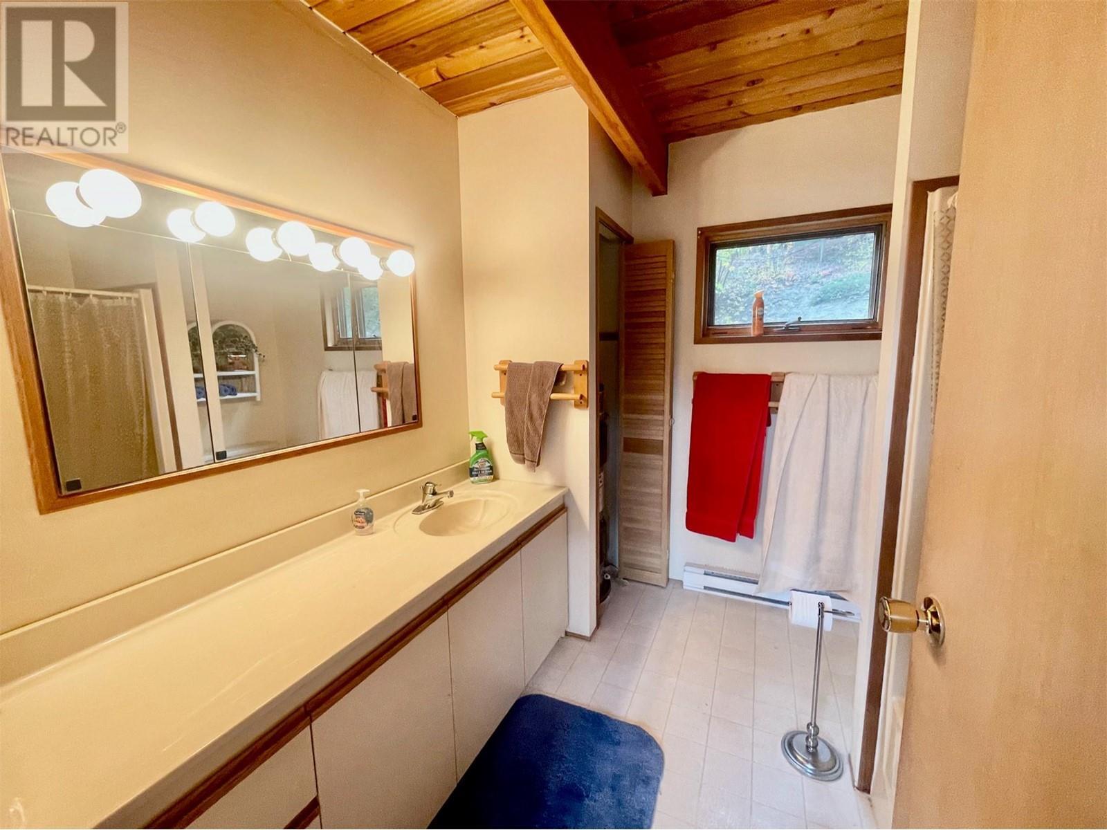 8200 Gun Lake West Road, Gold Bridge, BC - Indoor Photo Showing Bathroom