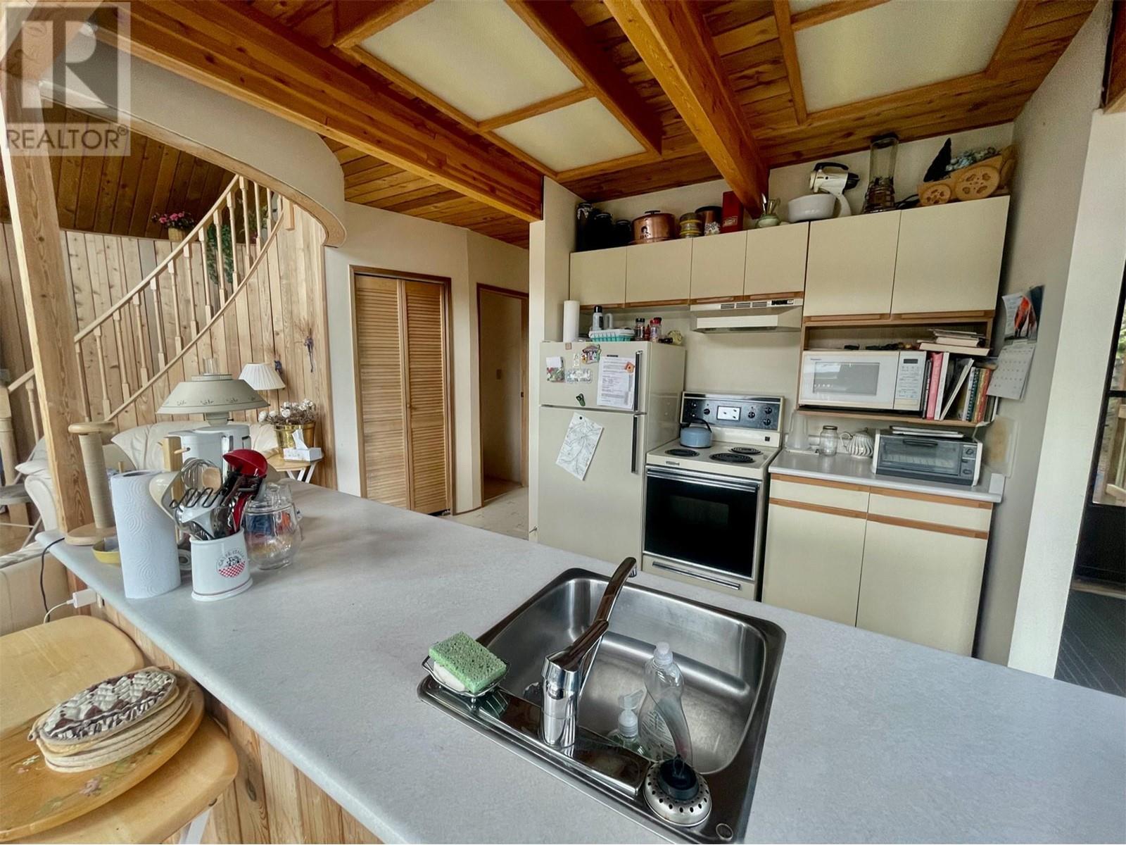 8200 Gun Lake West Road, Gold Bridge, BC - Indoor Photo Showing Kitchen