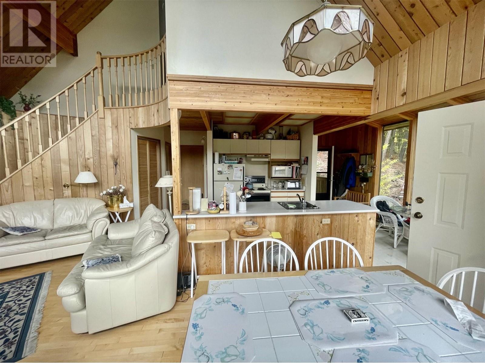 8200 Gun Lake West Road, Gold Bridge, BC - Indoor Photo Showing Dining Room
