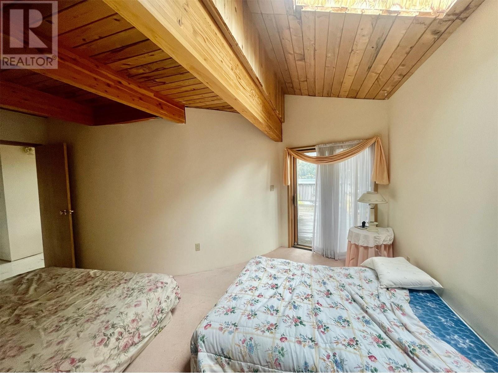 8200 Gun Lake West Road, Gold Bridge, BC - Indoor Photo Showing Bedroom