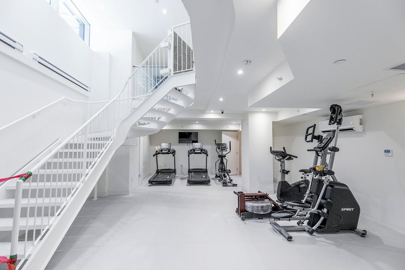 Exercise room - 602-360 Rue Mayor, Montréal (Ville-Marie), QC - Indoor Photo Showing Gym Room