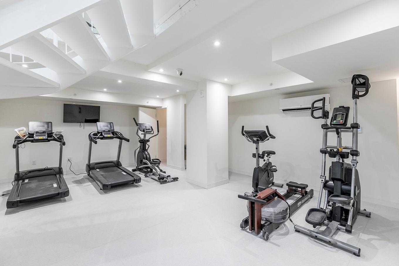 Exercise room - 602-360 Rue Mayor, Montréal (Ville-Marie), QC - Indoor Photo Showing Gym Room