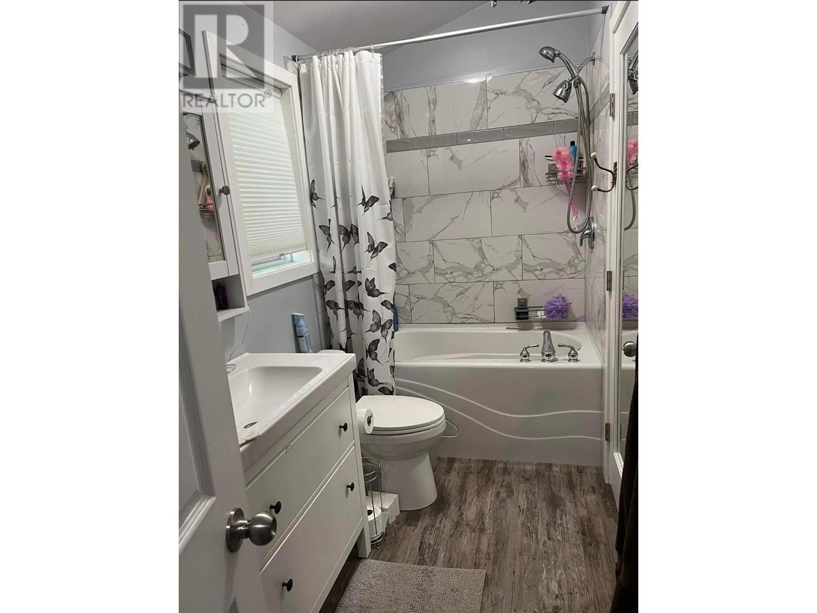 2481 Squilax Anglemont Road Unit# 14, Lee Creek, BC - Indoor Photo Showing Bathroom