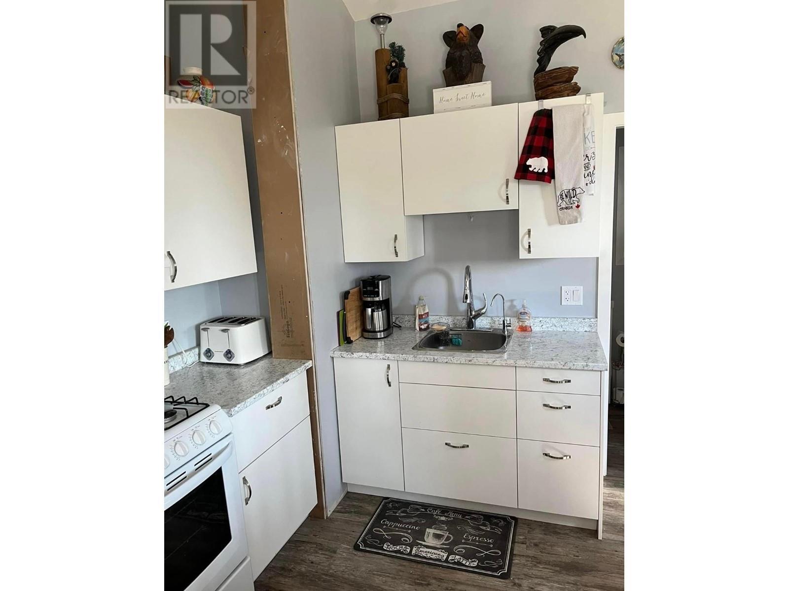 2481 Squilax Anglemont Road Unit# 14, Lee Creek, BC - Indoor Photo Showing Kitchen