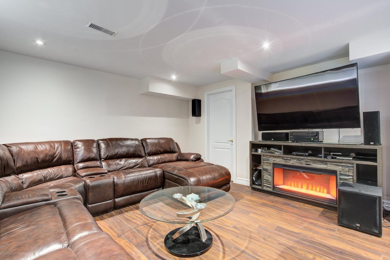 Salon - 18127 Rue De Louvigny, Montréal (Pierrefonds-Roxboro), QC - Indoor