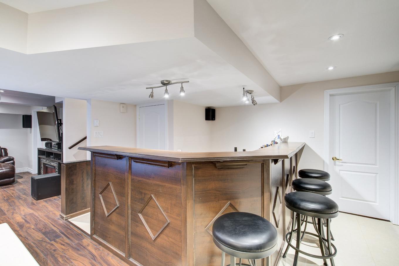 Bar - 18127 Rue De Louvigny, Montréal (Pierrefonds-Roxboro), QC - Indoor