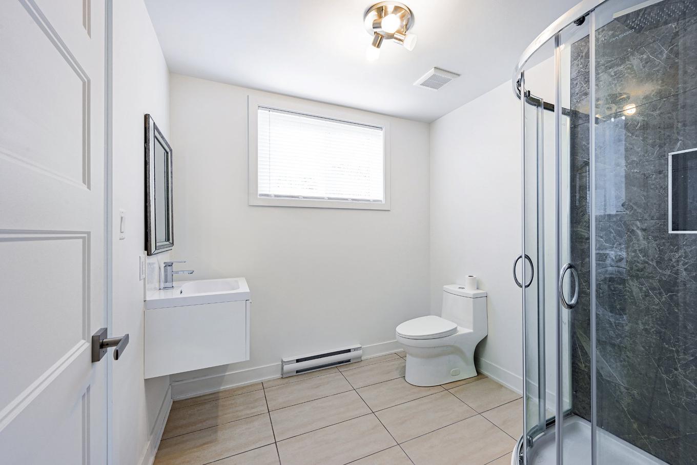 Bathroom - 288 Rue Chambly, Longueuil (Greenfield Park), QC - Indoor Photo Showing Bathroom