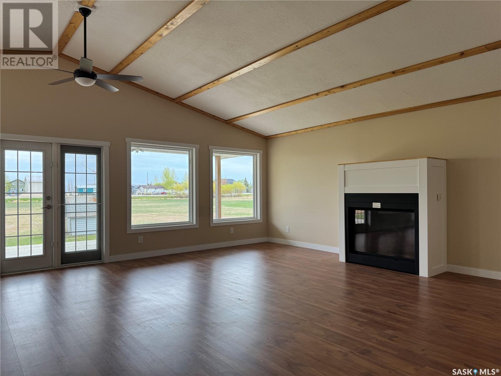 612 Westview Drive S, Leslie Beach, SK - Indoor Photo Showing Living Room