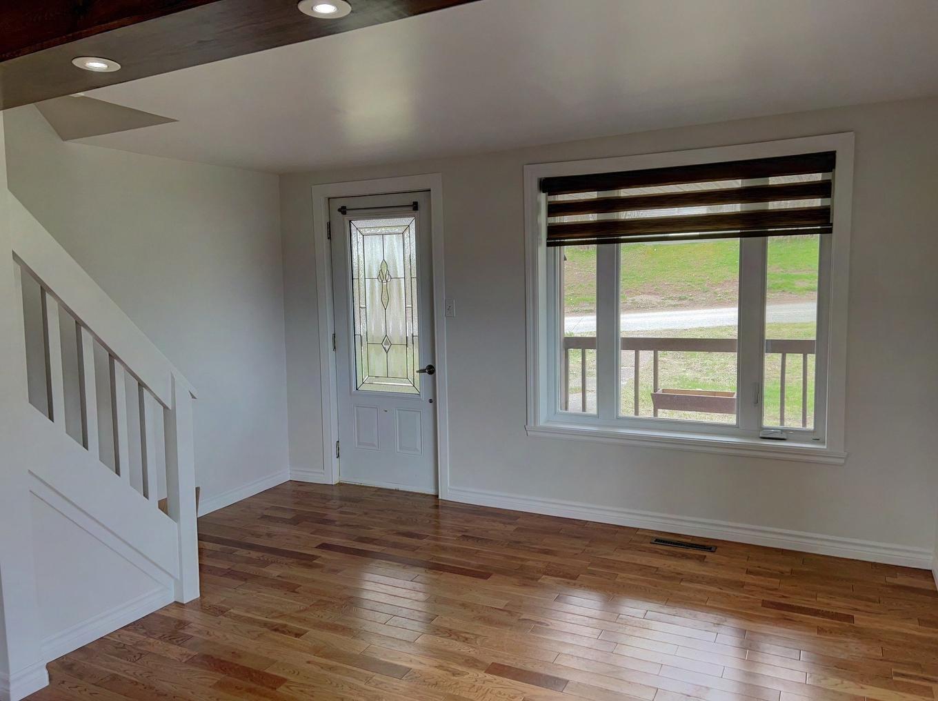 Salon - 34 Rue De Vimy, New Carlisle, QC - Indoor Photo Showing Other Room