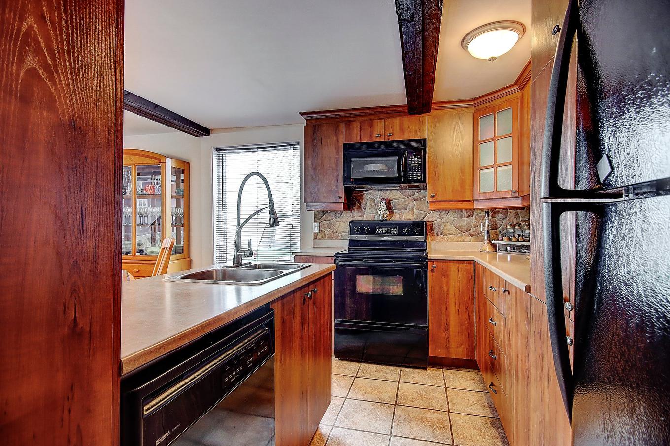 Cuisine - 62 Rue De Salaberry, Saint-Jean-Sur-Richelieu, QC - Indoor Photo Showing Kitchen With Double Sink