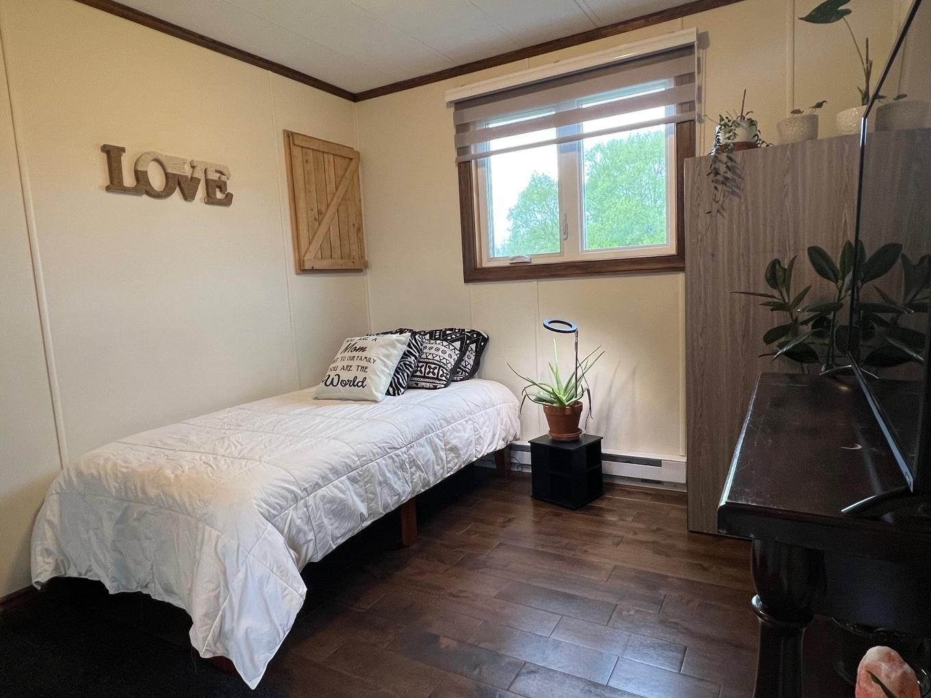 Chambre à coucher - 17 Rue Dollard, Ville-Marie, QC - Indoor Photo Showing Bedroom