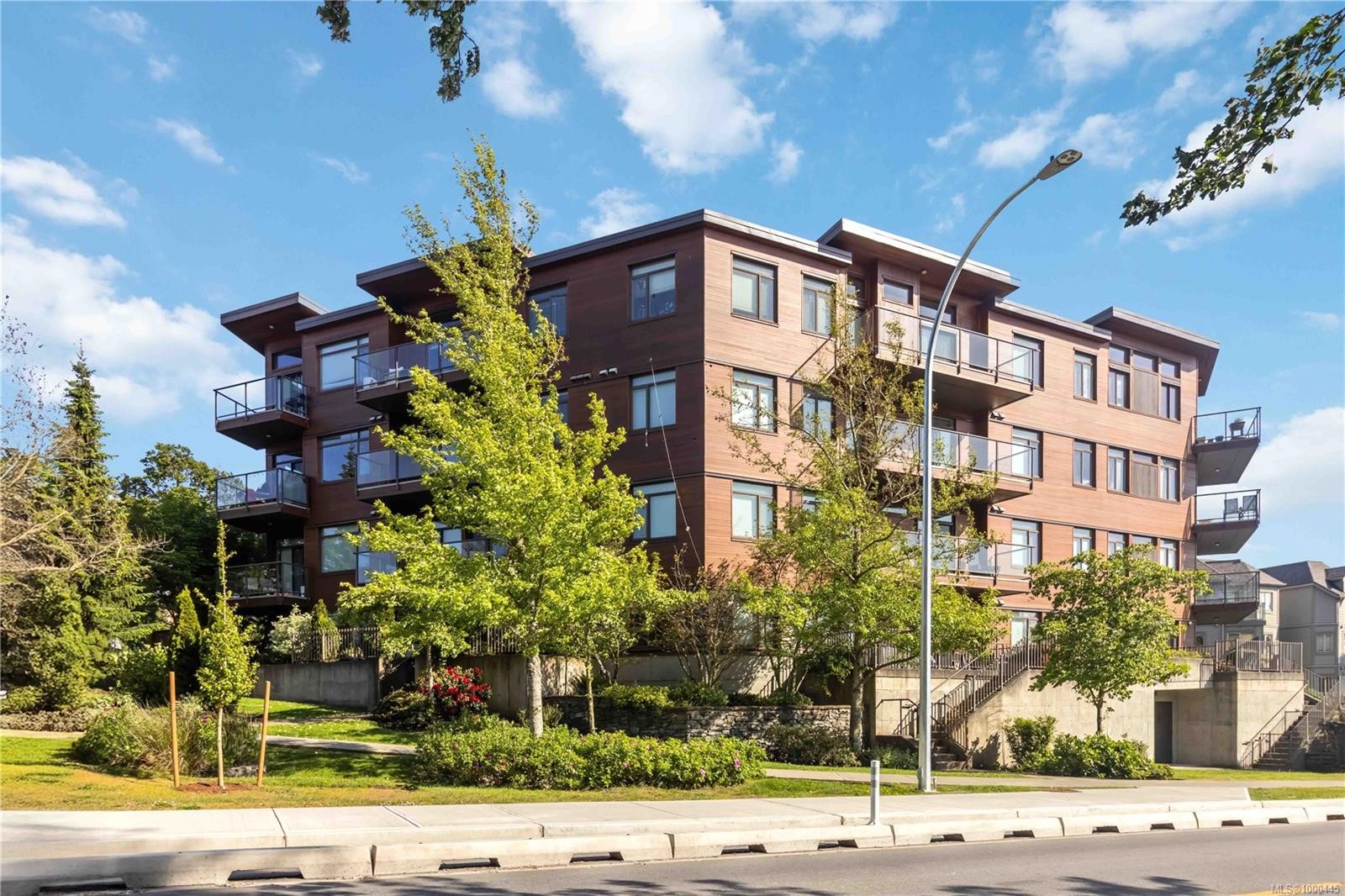 302-3614 Richmond Rd, Saanich, BC - Outdoor