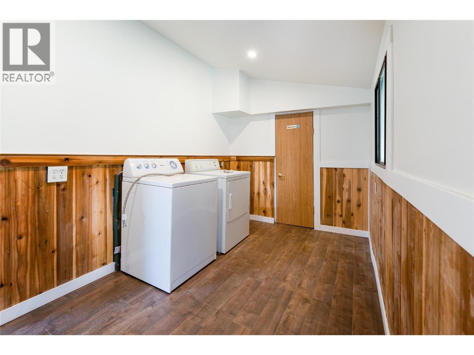 4251 Mikkelson Frontage Road, Tappen, BC - Indoor Photo Showing Laundry Room