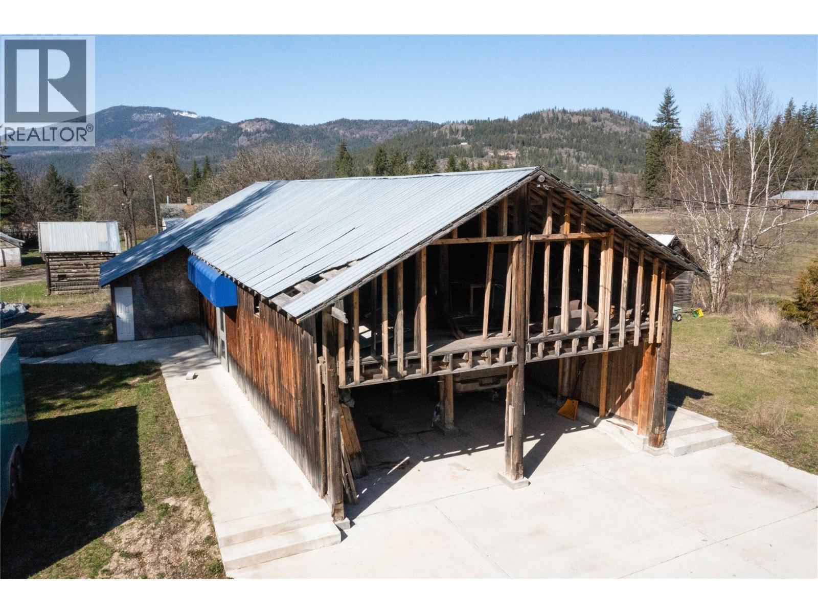 4251 Mikkelson Frontage Road, Tappen, BC - Outdoor
