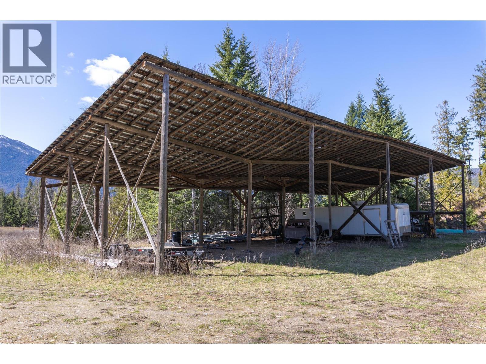 4251 Mikkelson Frontage Road, Tappen, BC - Outdoor