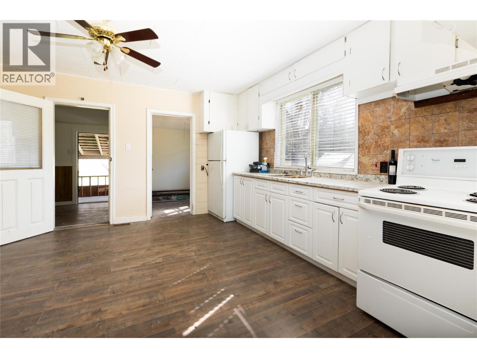 4251 Mikkelson Frontage Road, Tappen, BC - Indoor Photo Showing Kitchen