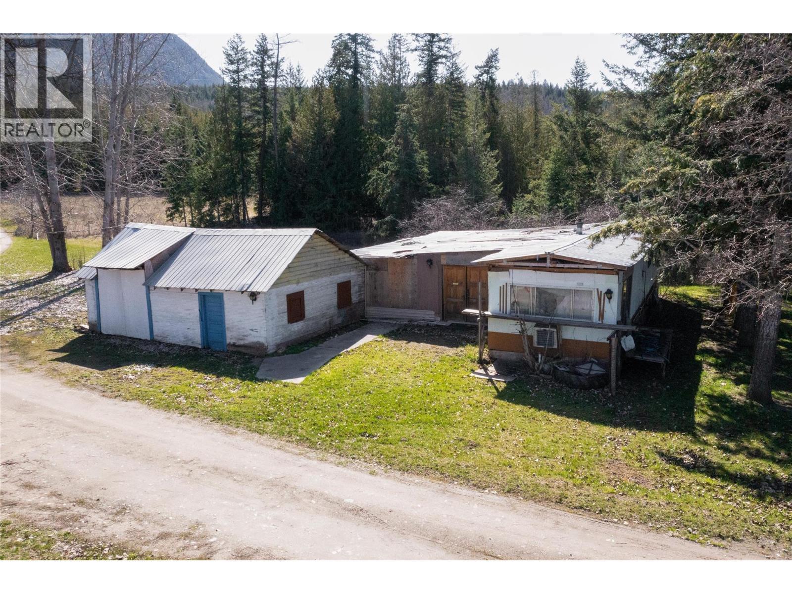 4251 Mikkelson Frontage Road, Tappen, BC - Outdoor