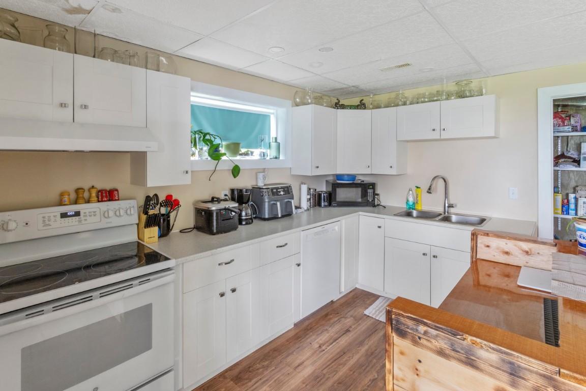 1047 Westview Road, Wynndel, BC - Indoor Photo Showing Kitchen With Double Sink