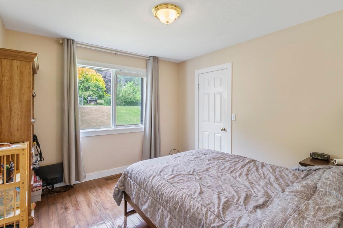1047 Westview Road, Wynndel, BC - Indoor Photo Showing Bedroom