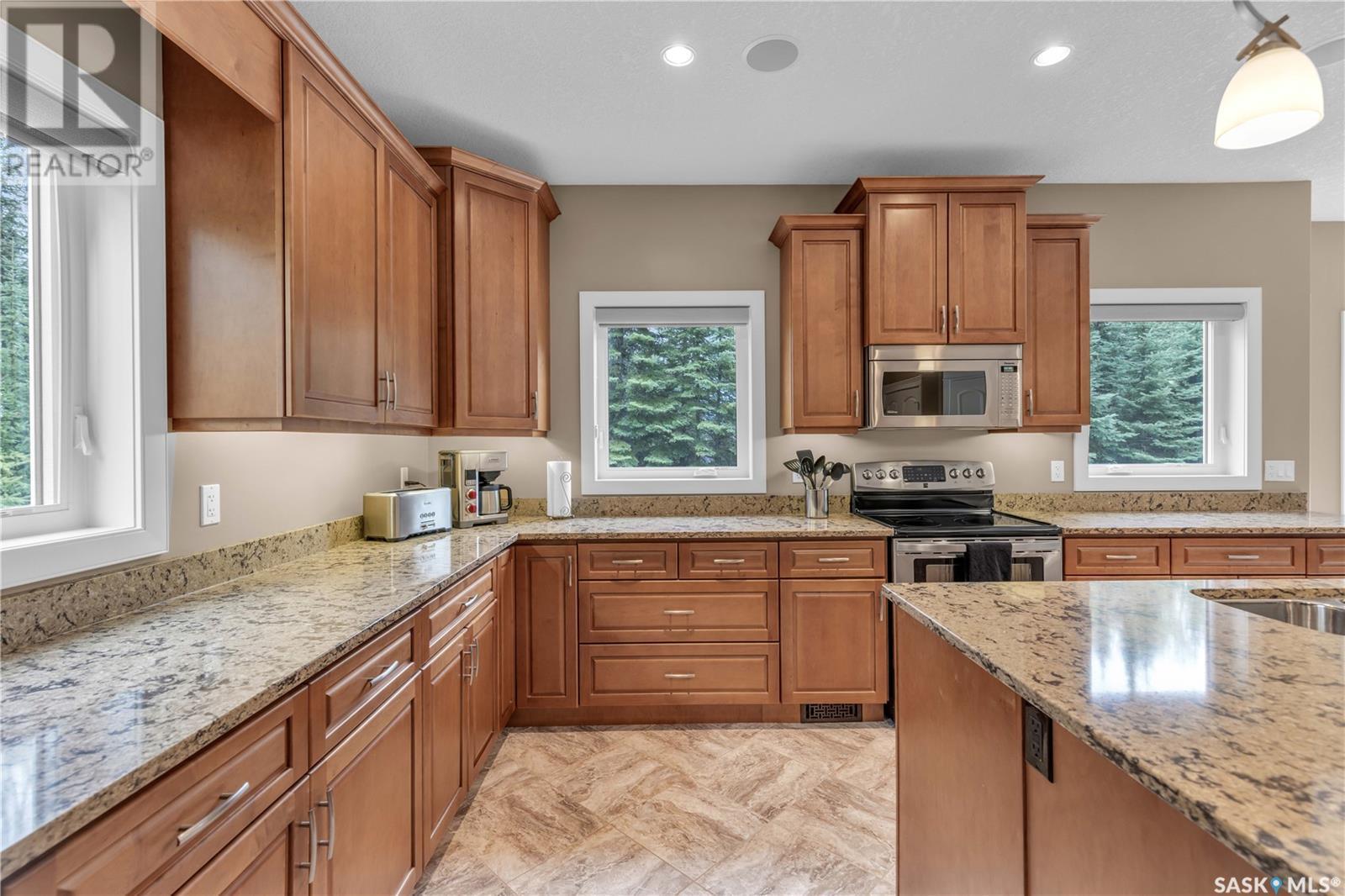 Estates Drive, Elk Ridge, SK - Indoor Photo Showing Kitchen