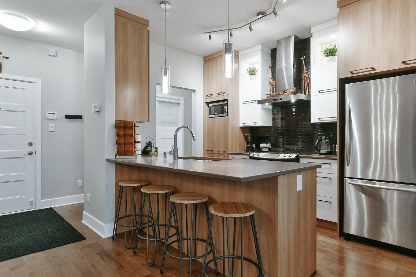Kitchen - 104-14430 Rue Roger-Thomas, Mirabel, QC - Indoor Photo Showing Kitchen With Upgraded Kitchen