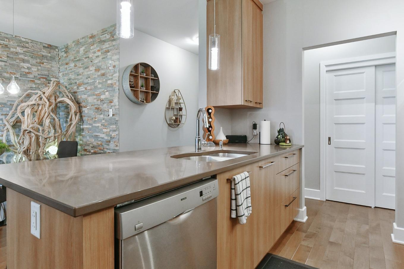 Kitchen - 104-14430 Rue Roger-Thomas, Mirabel, QC - Indoor Photo Showing Kitchen With Double Sink