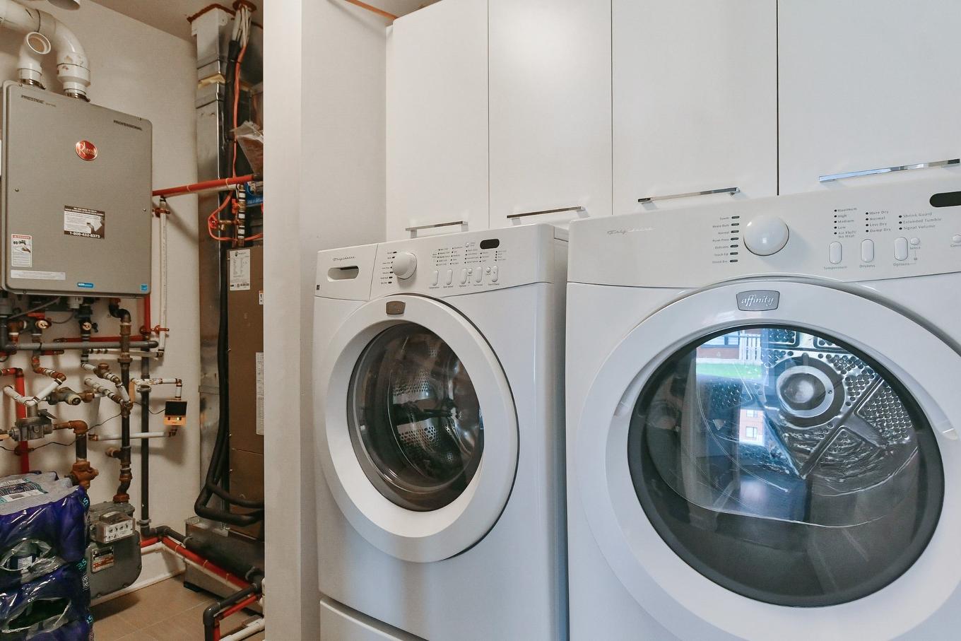 Laundry room - 104-14430 Rue Roger-Thomas, Mirabel, QC - Indoor Photo Showing Laundry Room