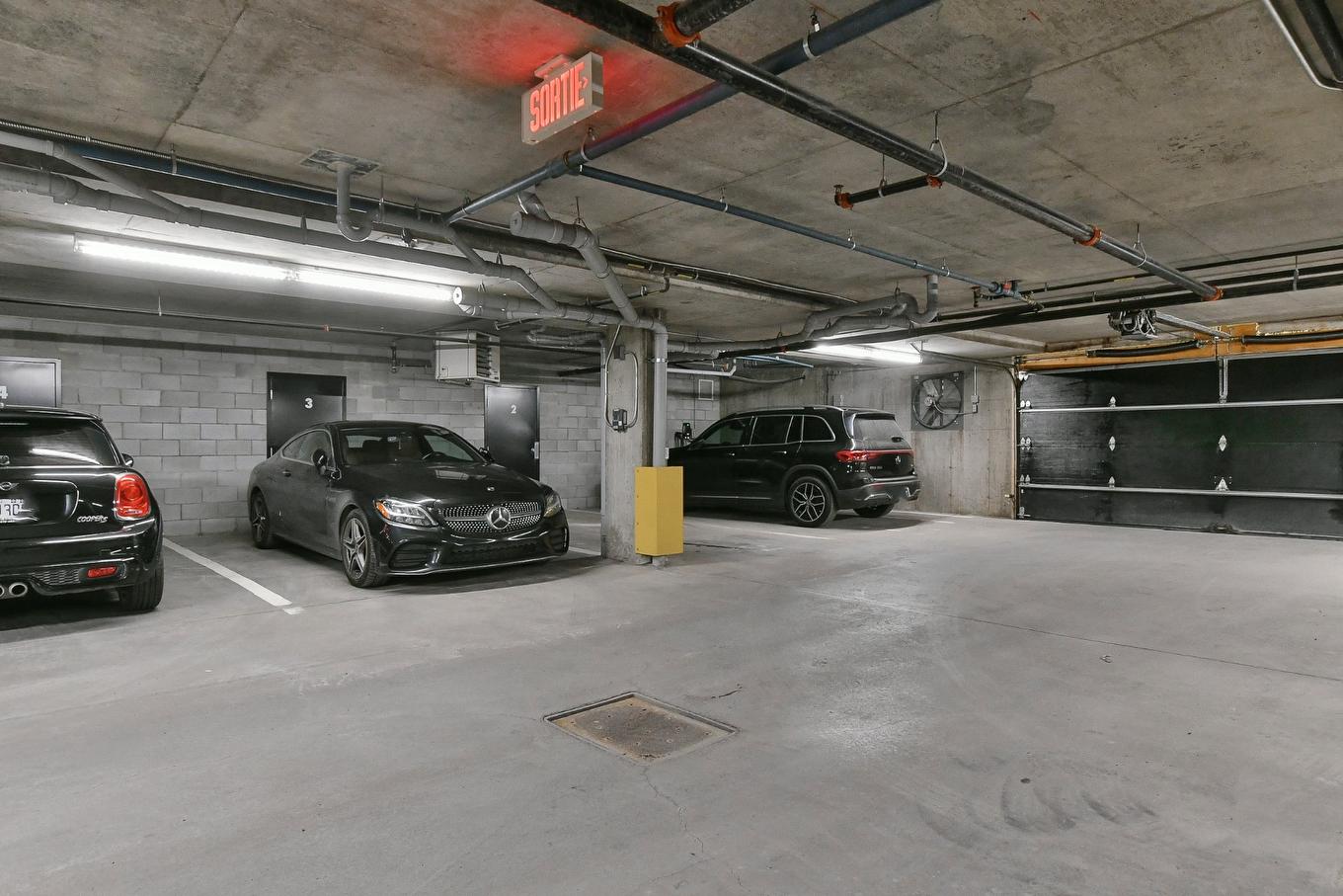 Parking - 104-14430 Rue Roger-Thomas, Mirabel, QC - Indoor Photo Showing Garage