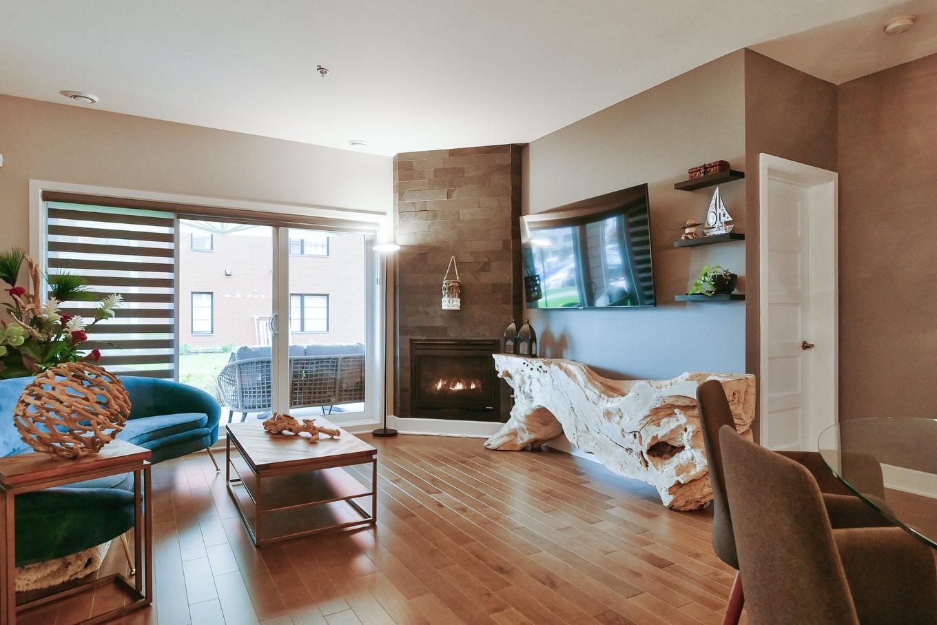 Living room - 104-14430 Rue Roger-Thomas, Mirabel, QC - Indoor Photo Showing Living Room With Fireplace