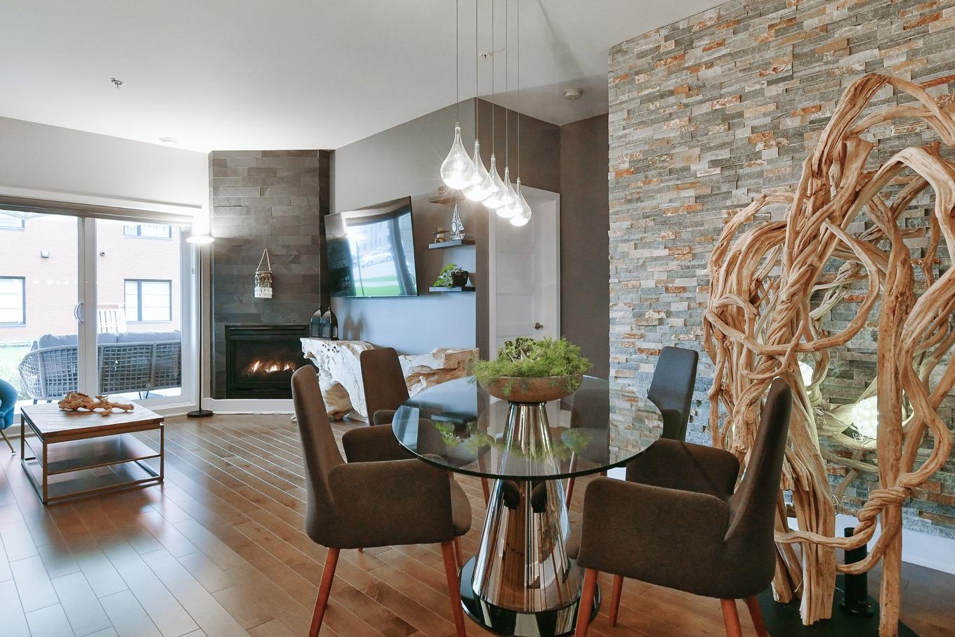 Dining room - 104-14430 Rue Roger-Thomas, Mirabel, QC - Indoor Photo Showing Other Room With Fireplace
