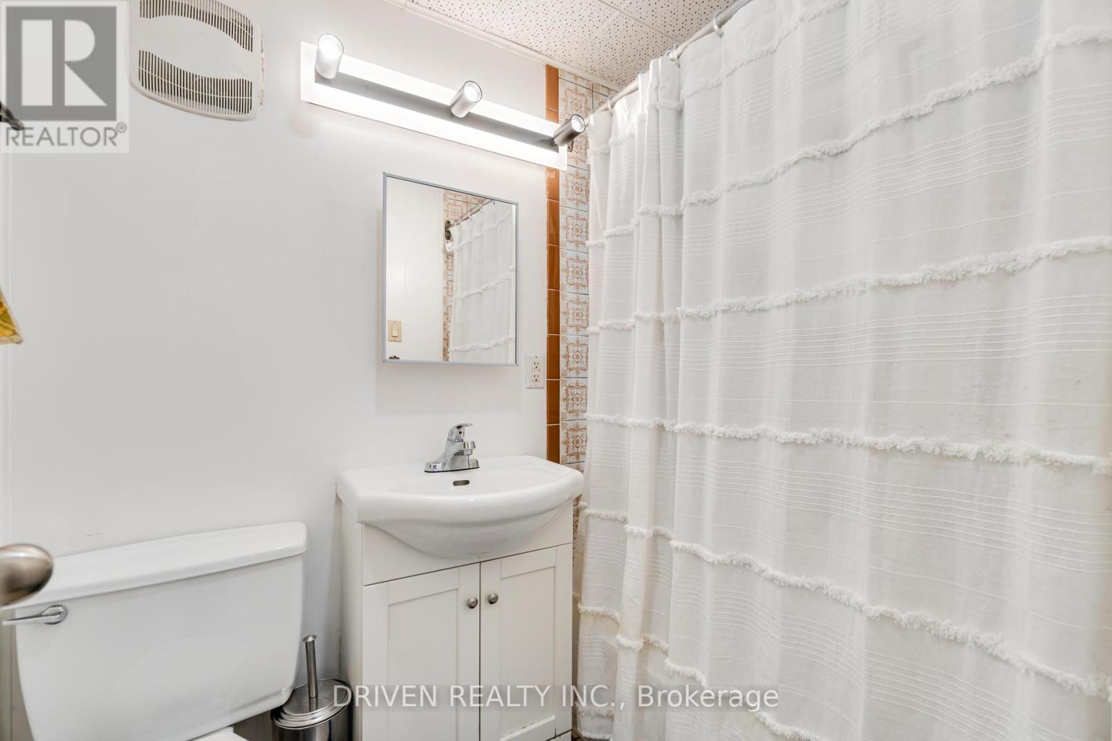 1266 Walkley Road, Ottawa, ON - Indoor Photo Showing Bathroom