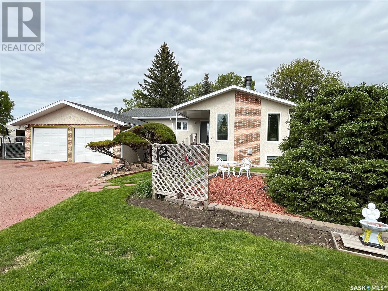 12 Chinook Place, Maple Creek, SK - Outdoor