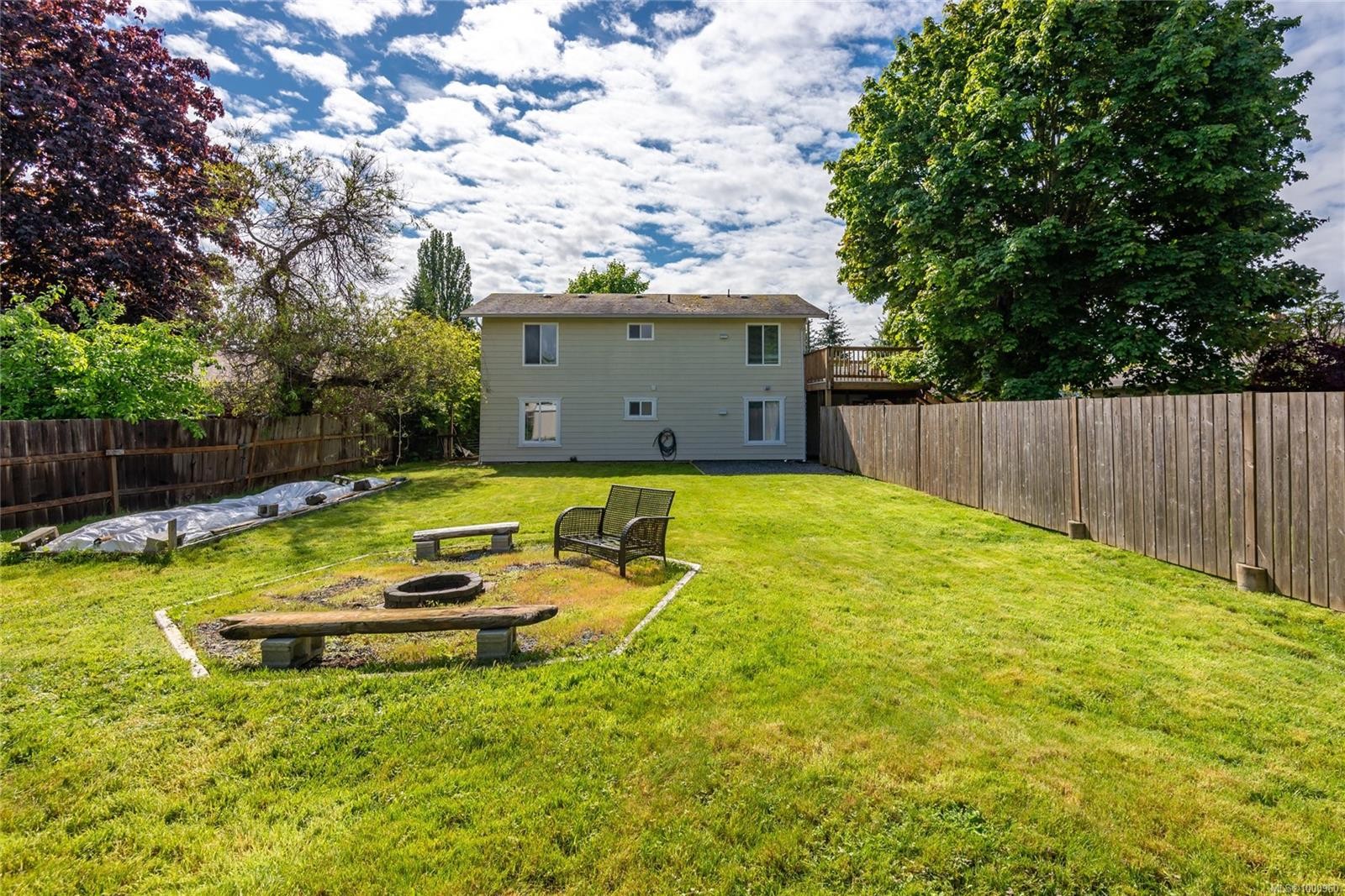 164 Crawford Rd, Campbell River, BC - Outdoor With Backyard