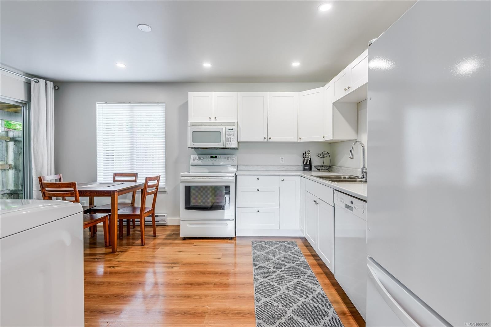 164 Crawford Rd, Campbell River, BC - Indoor Photo Showing Kitchen With Double Sink