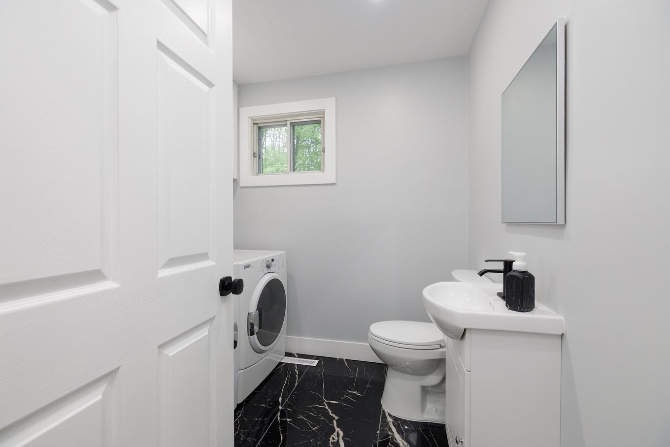 Powder room - 2404 Place Jubilee, Saint-Lazare, QC - Indoor Photo Showing Other Room