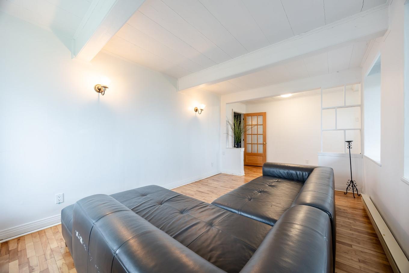 Salon - 6830Z Ch. Des Prairies, Brossard, QC