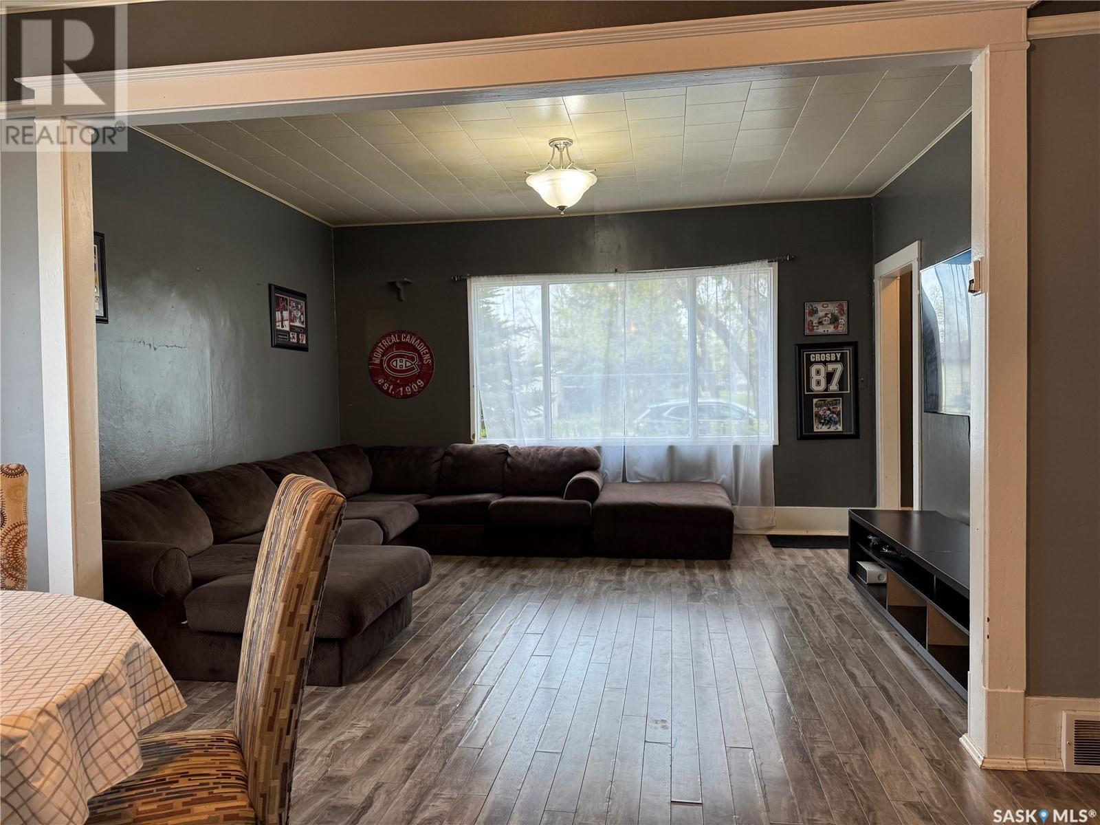 407 1St Street E, Wynyard, SK - Indoor Photo Showing Living Room