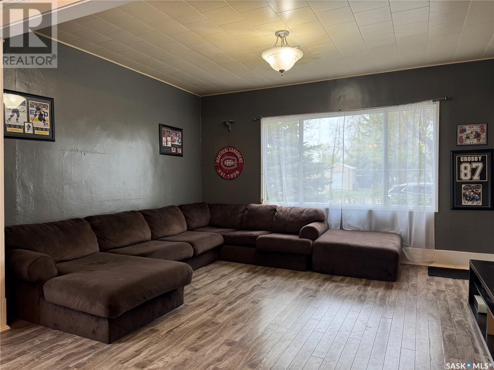 407 1St Street E, Wynyard, SK - Indoor Photo Showing Living Room