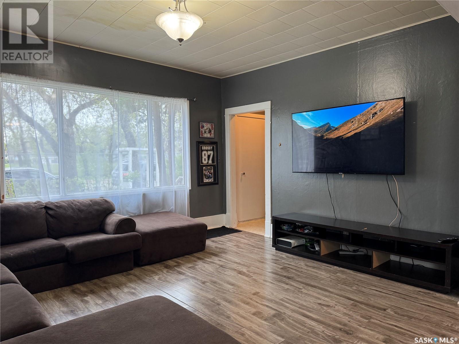 407 1St Street E, Wynyard, SK - Indoor Photo Showing Living Room