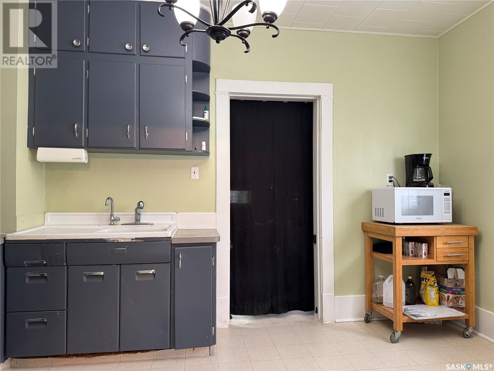 407 1St Street E, Wynyard, SK - Indoor