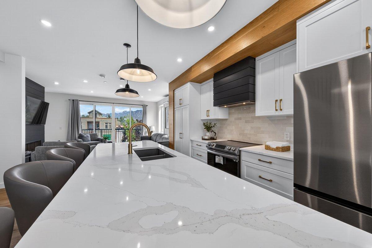 401-510 14Th Street, Invermere, BC - Indoor Photo Showing Kitchen With Upgraded Kitchen