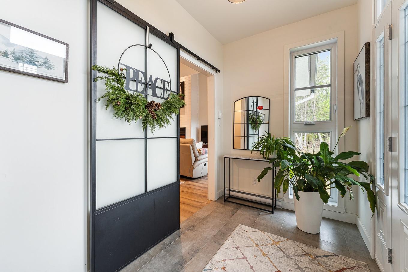 Hall d'entrée/Vestibule - 657 Rue Bordeleau, Magog, QC - Indoor Photo Showing Other Room